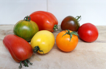 Verschiedene Tomatensorten auf Holzbrett