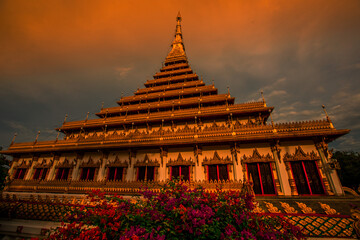 Background of the major tourist attractions in Khon Kaen (Phra Mahathat Kaen Nakhon) is a large pagoda with 9 floors, Thai tourists and foreigners come to see the beauty and travel in Thailand always.