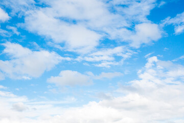 Fototapeta na wymiar もくもくした雲の多い青い空