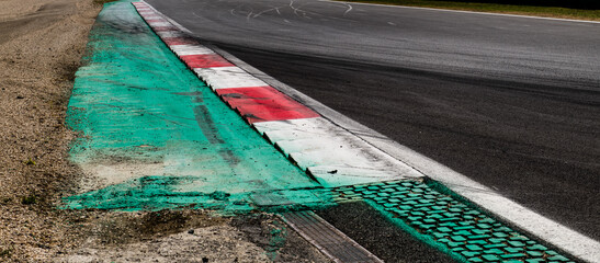Concept de vitesse, vue en grand angle sur la piste du circuit de course d& 39 asphalte tout droit