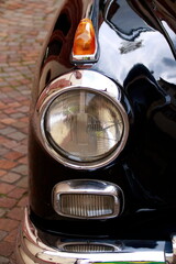 Kombination aus Standlicht, Abblendlicht und Blinker an einem Oldtimer