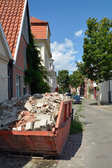 bauschuttcontainer in einer wohnstrasse