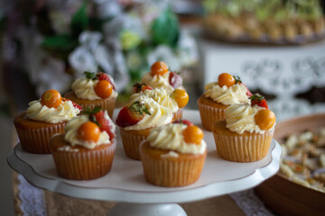 Deliciosos cupcakes en la mesa