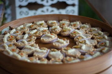 Deliciosas galletas en la mesa