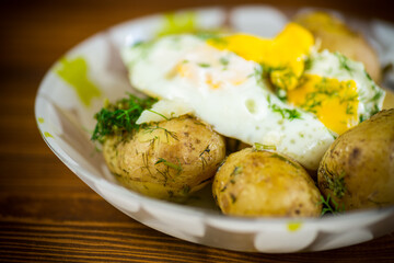 boiled early potatoes with fried egg and dill