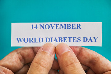 Person holding piece of paper with the words World Diabetes Day (14 November)