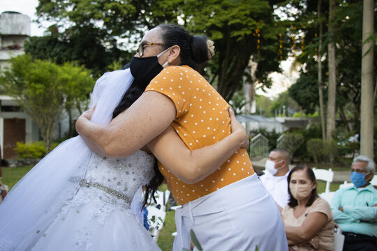 Personas disfrutando de una boda durante la pandemia del coronavirus, llevando puesta la mascarilla