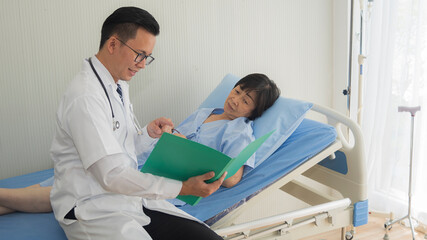 Fototapeta premium doctor talking to patient in hospital
