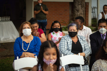 Personas disfrutando de una boda durante la pandemia del coronavirus, llevando puesta la mascarilla
