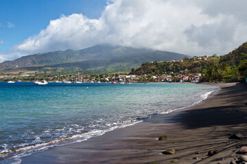 La ville de St Pierre en Martinique le long de la plage