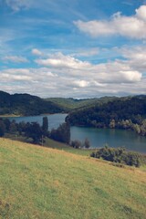 Un lac s'&eacute;tend autour de la montagne