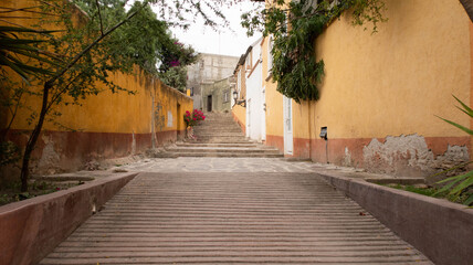 calle de pueblo mágico con escaleras al fondo