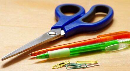 Bunte Kugelschreiber und Schere im Büro