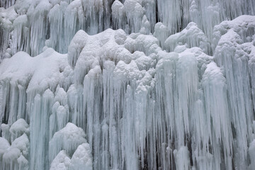 Eiszapfen an der Felswand