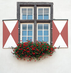 Fototapeta na wymiar Geranien am Fenster des historischen Rathauses Linz am Rhein