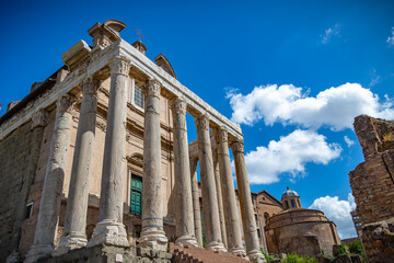 Fototapeta na wymiar Roma ciudad eterna con muchos monumentos en Italia, Europa