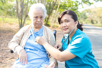 Obraz premium Doctor using stethoscope to checking the patient in park, healthy strong medical concept