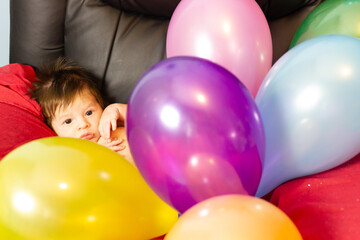 Fototapeta na wymiar child with colorful balloons