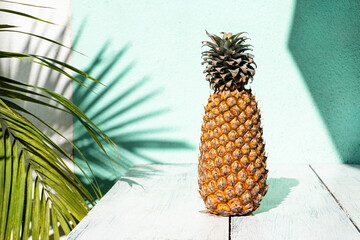 Ananas, owoc tropikalny na jasnym tle. © insomniafoto