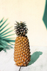 Ananas, owoc tropikalny na jasnym tle.