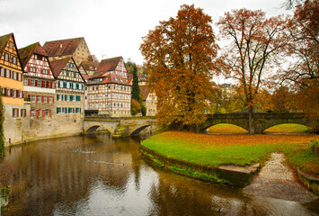 Fototapeta premium Schwäbisch Hall am Fluss Kocher mit seinen wunderschönen Fachwerkhäusern - Baden Württemberg Germany