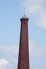 Obraz premium Brick smoke stack against the sky
