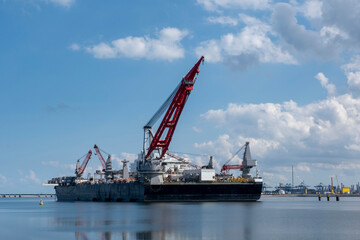 Fototapeta na wymiar ROTTERDAM, MAASVLAKTE, THE NETHERLANDS Construction vessel moored at the Maasvlakte, Rotterdam in The Netherlands with the new 5000 tonne crane.