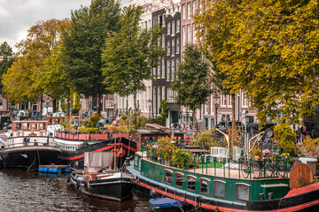Naklejka premium canal and boats in Amsterdam on an sunny autumn day