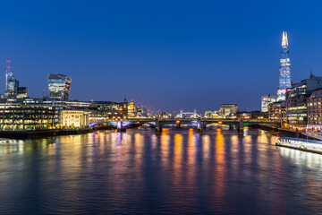 Plakat panorama of london over the thames at night