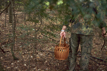 grzybiarz na leśnej ścieżce © Marcin Łazarczyk