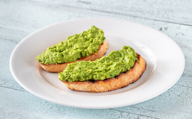 Guacamole toasts