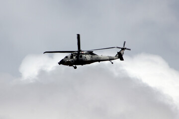 Fototapeta na wymiar Helicóptero en vuelo