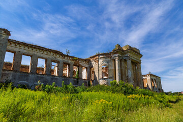 Fototapeta na wymiar An old abandoned palace house in Izyaslav. Ukraine