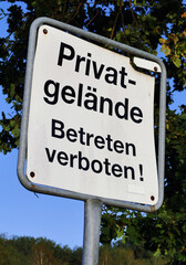 A sign with the inscription in German: Privatgelände - Betreten verboten (Private area - no trespassing)