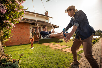 Avós brincando com neto ao ar livre