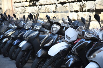 Reihe mit schwarzen Bikes vor einer Mauer