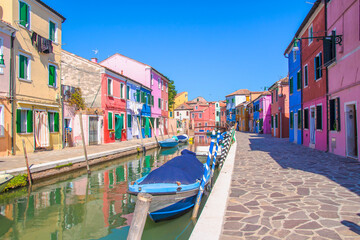 Fototapeta na wymiar Burano, an island near Venice known for its colorful houses.