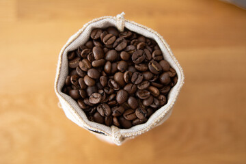 Kaffeebohnen in einem Leinenbeutel von oben