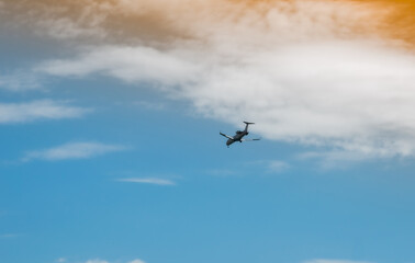 Fototapeta na wymiar Samolot pasażerski na niebie