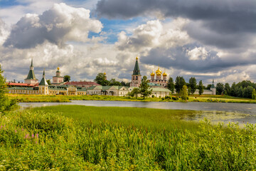 Obraz premium Assumption Cathedral. Valdai Iversky Bogoroditsky Svyatoozersky Monastery is an Orthodox monastery .
