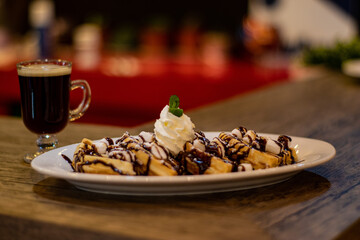 waffle bañado en .chocolate acompañado con café