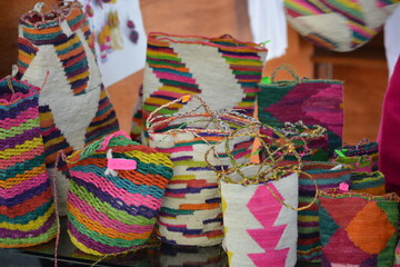 Bolso tejido de colores tradicional de la cultura ecuatoriana - Chimborazo. Artesanías de colores