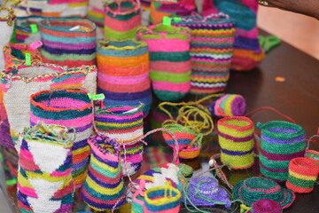 Artesanías ecuatoriana. Bolsos tradicional de colores. Cultura ecuatoriana de Chimborazo