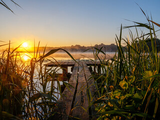 Fototapeta na wymiar Sonnenaufgang am See mit Steg