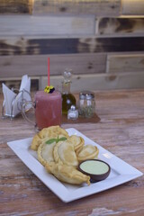cocktail-empanadas-rustic-rustico-salsa-jugo-natural-naturaljuice-food-fastfood-comidarapida-platos-condimentos-condiments
