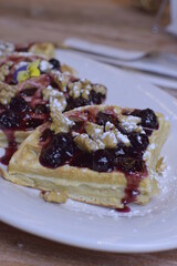 waffles-arandanos-helado-icecream-frutosrojos-tenedor-cuchillo-sercicio-servilleta-plato-presentacion-restaurant