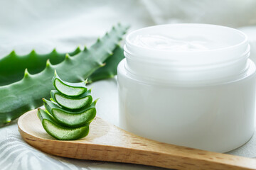 アロエと保湿クリーム　植物性の化粧品イメージ