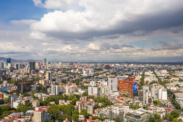 Vista aérea del norte de la Ciudad de México sobre el Parque México de la colonia Hipódromo Condesa.