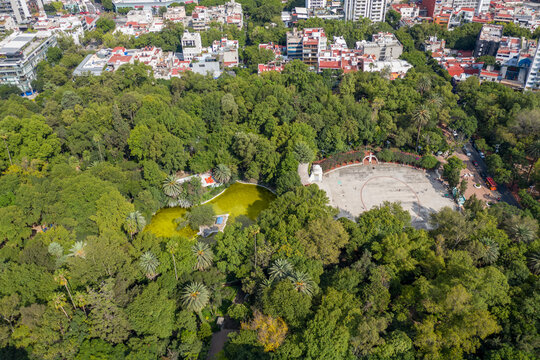 Vista aérea con vista al Parque México y el Foro Lindbergh de la Colonia Hipódromo Condesa de la Ciudad de México.