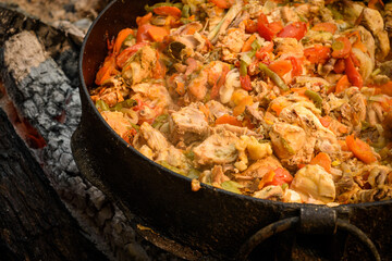 Pollo guisado en disco de metal a las brasas